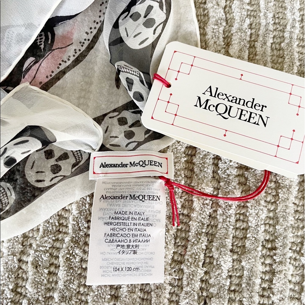 🆕 Alexander McQueen NWT Skull & Butterfly Scarf - Picture 12 of 16